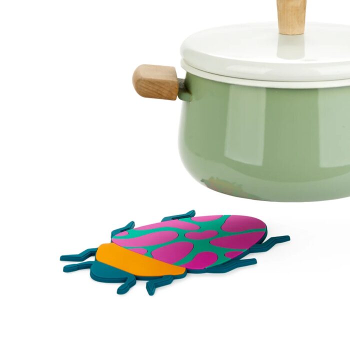 dessous de plat en forme de scarabee coloré