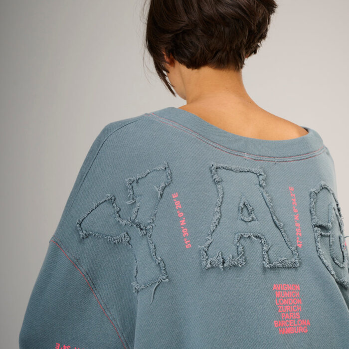 Sweat Voyaging Liv Bergen bleu Deep Sea porté de face